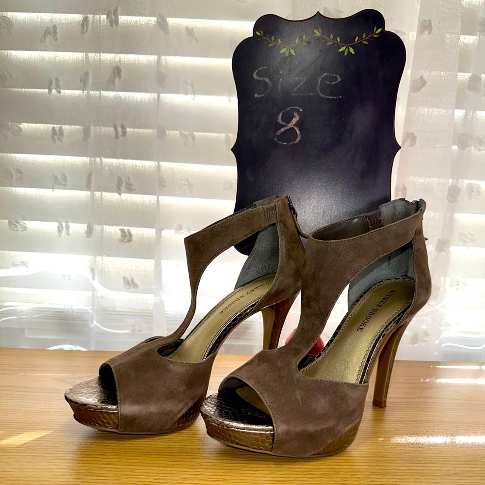 Audrey Brooke heels Style Dixie Size 8 Color Taupe